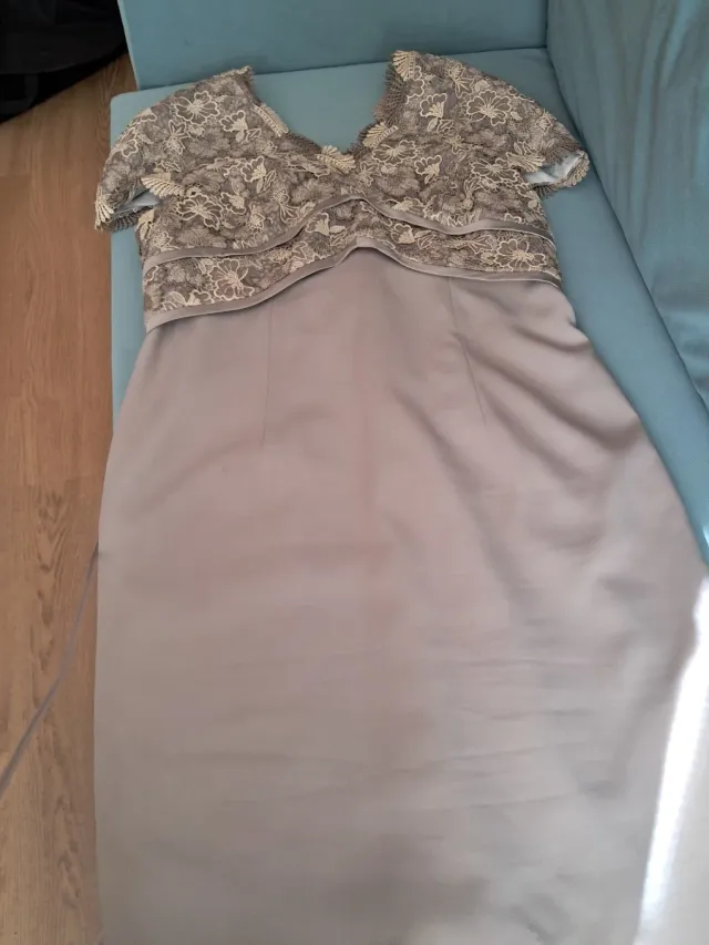 Vestido de fiesta beige y gris