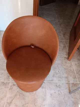 Pouf antico in pelle marrone