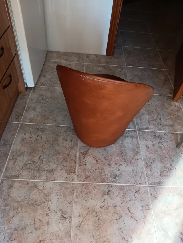 Pouf antico in pelle marrone