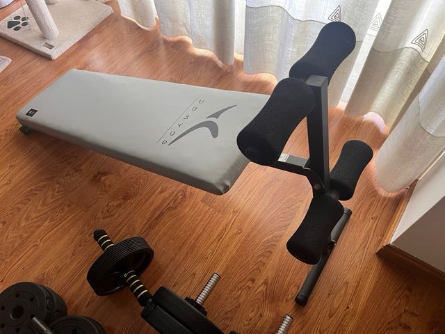 Attrezzatura per addominali, manubri e rullo