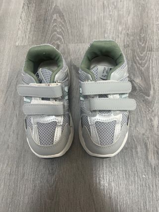 Zapatillas deportivas New balance.