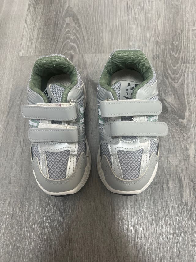 Zapatillas deportivas New balance.