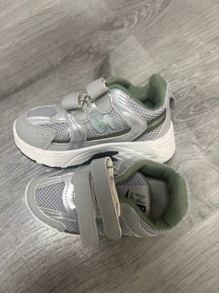 Zapatillas deportivas New balance.