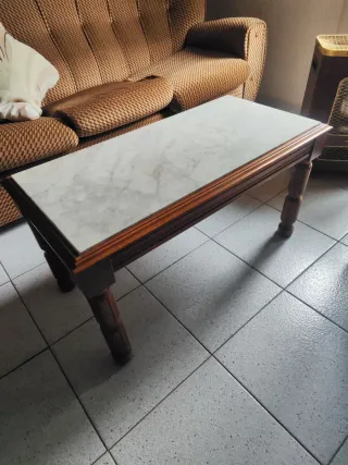 Sofá de tela marrón y multicolor