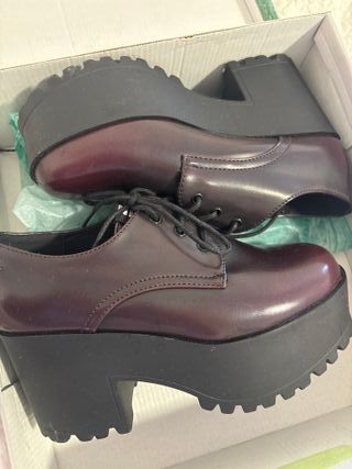 Zapatos de plataforma morados y negros