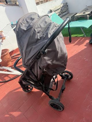 Carrito de bebé gris