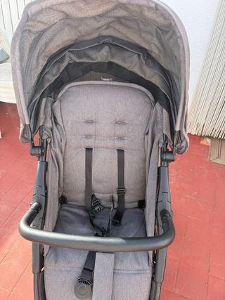 Carrito de bebé gris