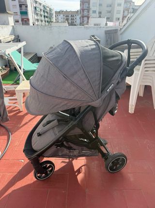 Carrito de bebé gris