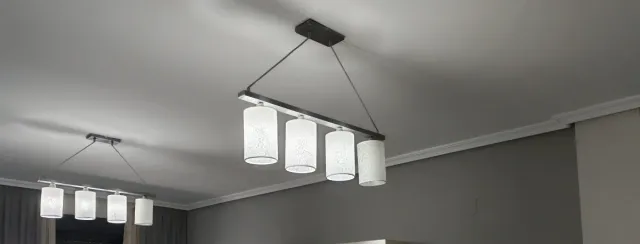 2 Lámparas de salón plateadas y blancas