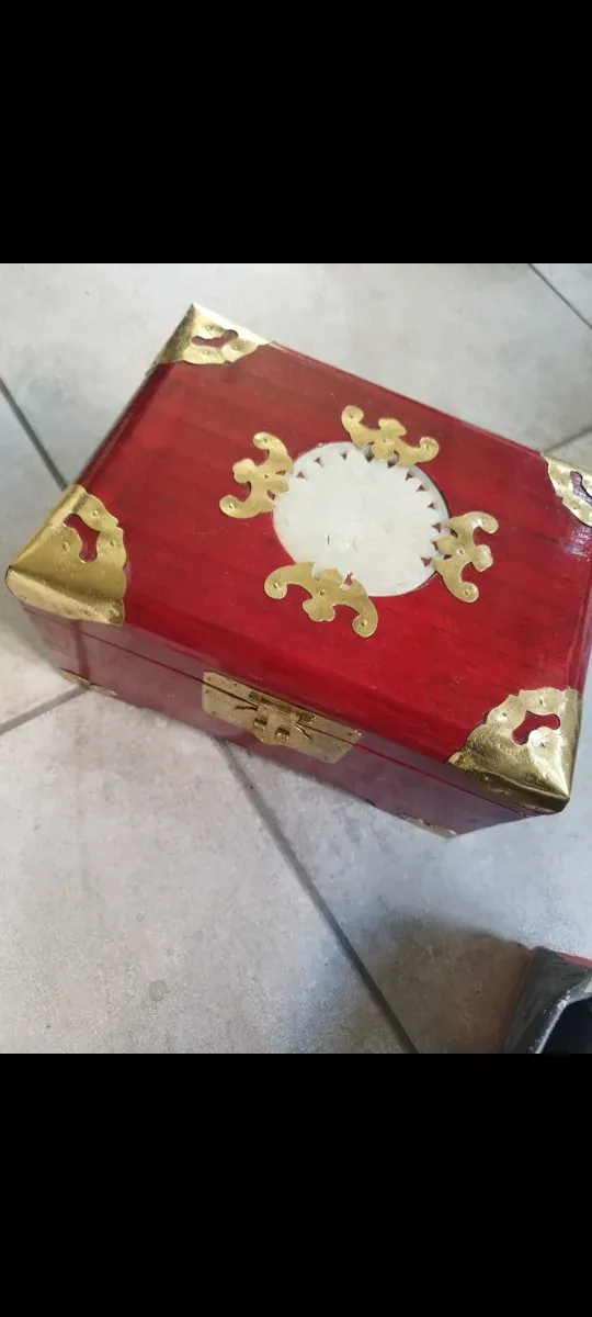 Portagioie rosso con dettagli dorati