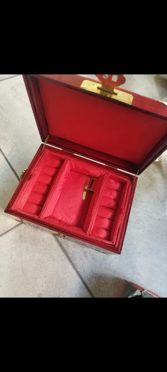 Portagioie rosso con dettagli dorati