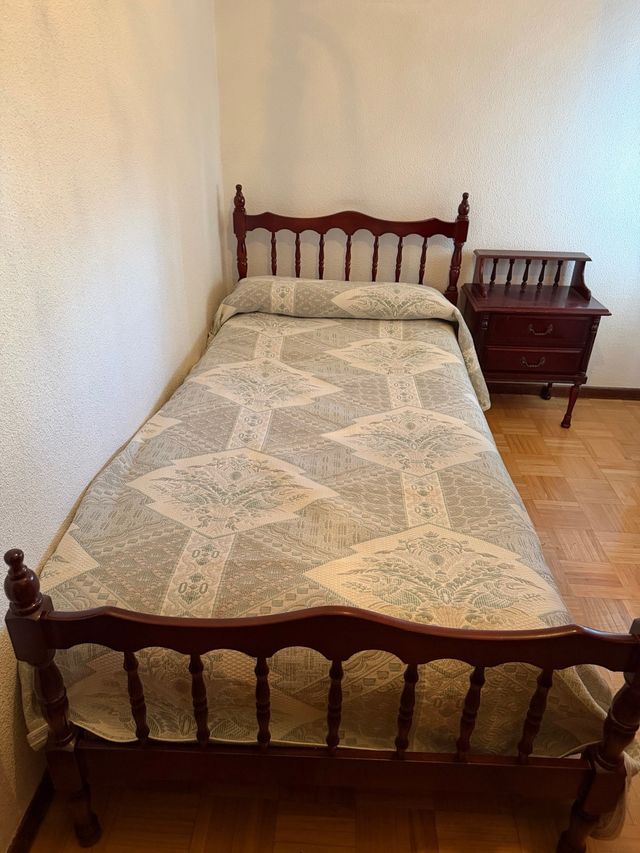 Cama individual con mesita de noche