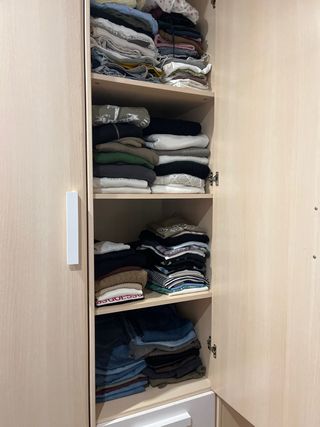 Armario 3 puertas beige y blanco