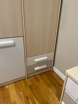 Armario 3 puertas beige y blanco