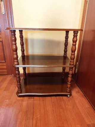 Mesa auxiliar de madera con ruedas.Recoger