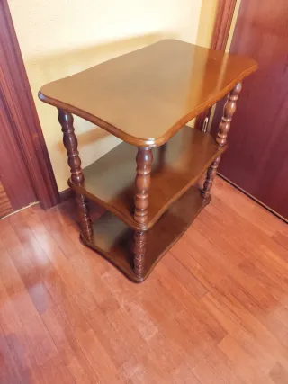 Mesa auxiliar de madera con ruedas.Recoger