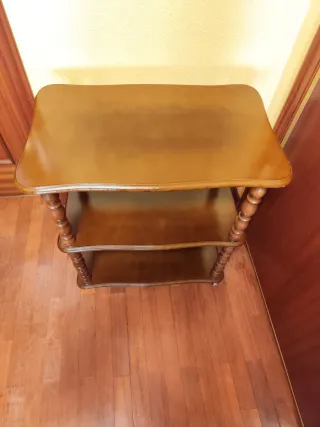 Mesa auxiliar de madera con ruedas.Recoger