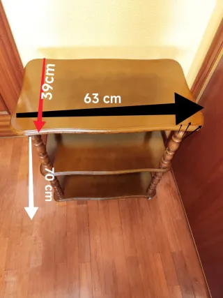 Mesa auxiliar de madera con ruedas.Recoger