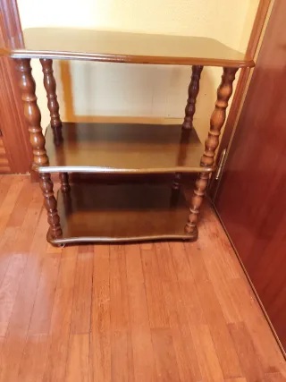 Mesa auxiliar de madera con ruedas.Recoger