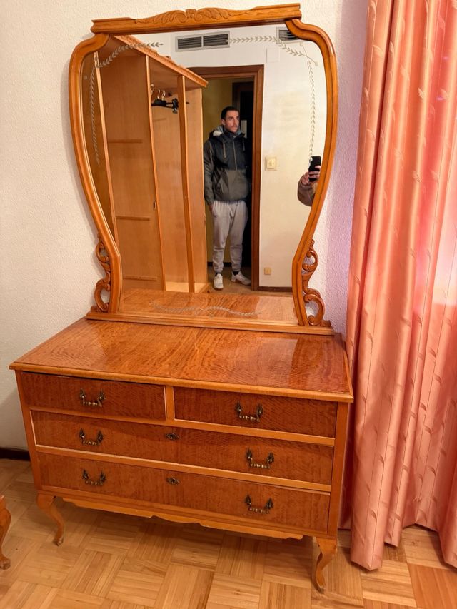 Tocador de madera con espejo
