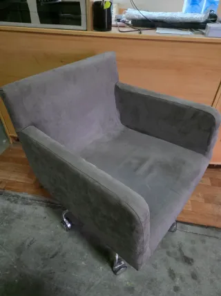 Silla giratoria de oficina gris con ruedas