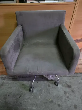 Silla giratoria de oficina gris con ruedas