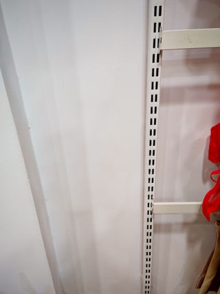 Barras para estanterías profesionales con estantes