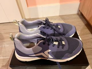 Zapatillas deportivas moradas y blancas