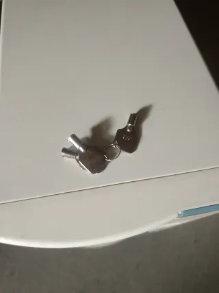 Torre ordenador blanca y azul