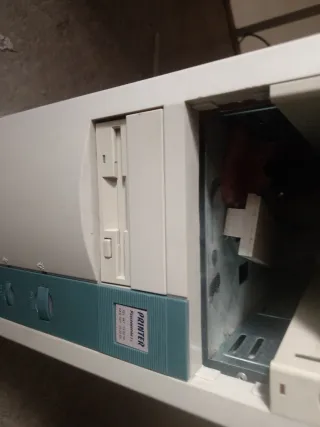 Torre ordenador blanca y azul