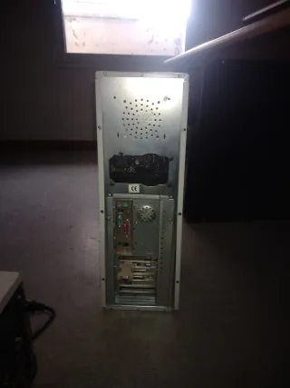 Torre ordenador blanca y azul