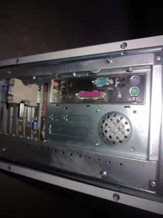 Torre ordenador blanca y azul