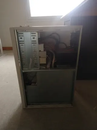 Torre ordenador blanca y azul