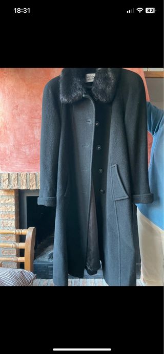 Abrigo largo negro con cuello de pelo