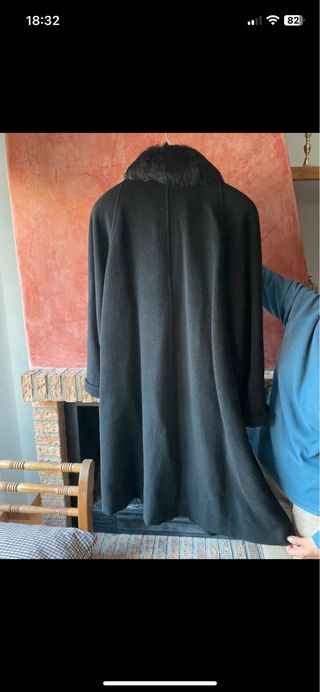 Abrigo largo negro con cuello de pelo