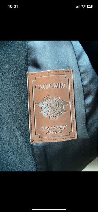 Abrigo largo negro con cuello de pelo