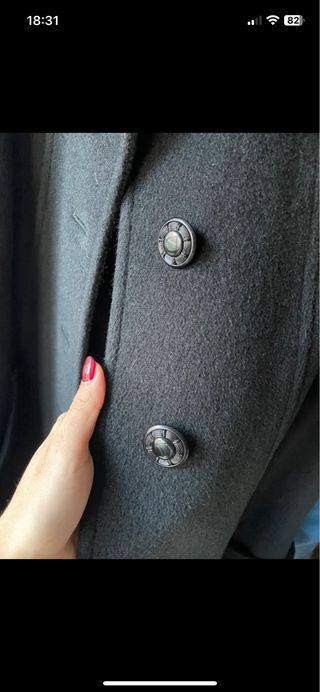 Abrigo largo negro con cuello de pelo