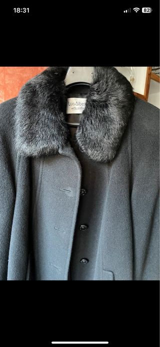 Abrigo largo negro con cuello de pelo