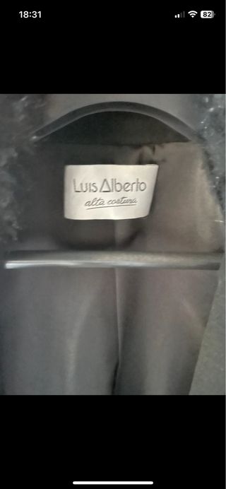 Abrigo largo negro con cuello de pelo