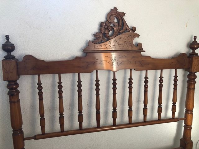 Cabecero de cama antiguo de madera