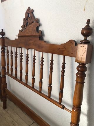 Cabecero de cama antiguo de madera