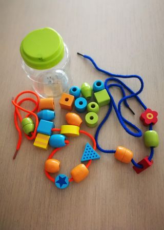 Juego educativo de ensartar piezas