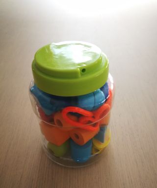 Juego educativo de ensartar piezas