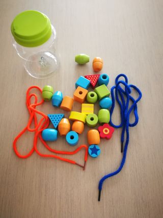 Juego educativo de ensartar piezas