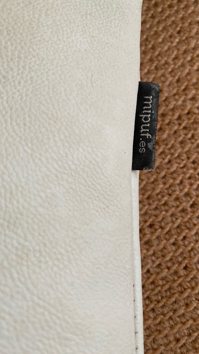 Cojín cuadrado blanco de polipiel