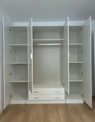 Armario blanco de madera