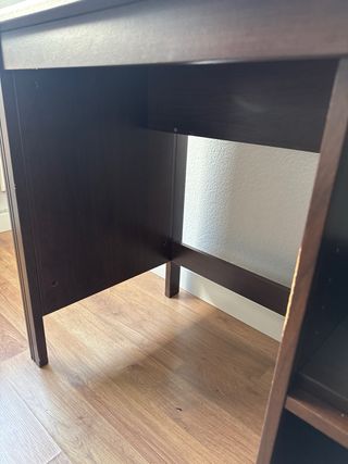 Escritorio de madera oscuro