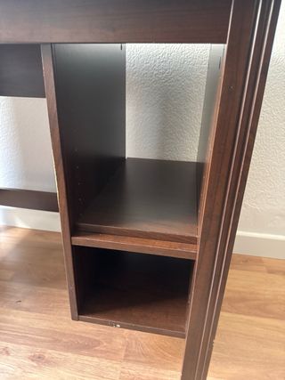 Escritorio de madera oscuro