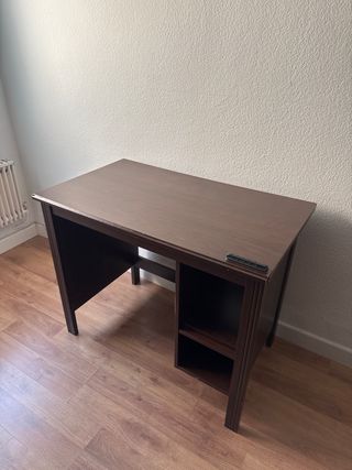 Escritorio de madera oscuro