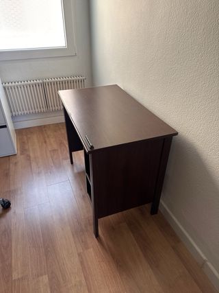 Escritorio de madera oscuro